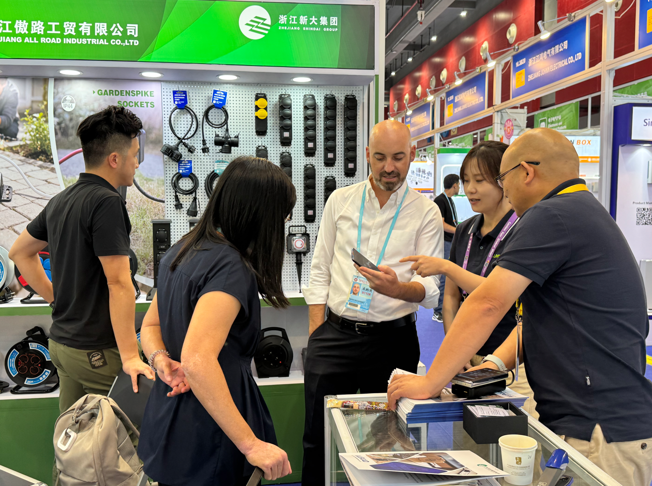 Buyers and the ALLROAD team reviewing garden spike sockets and cable reels