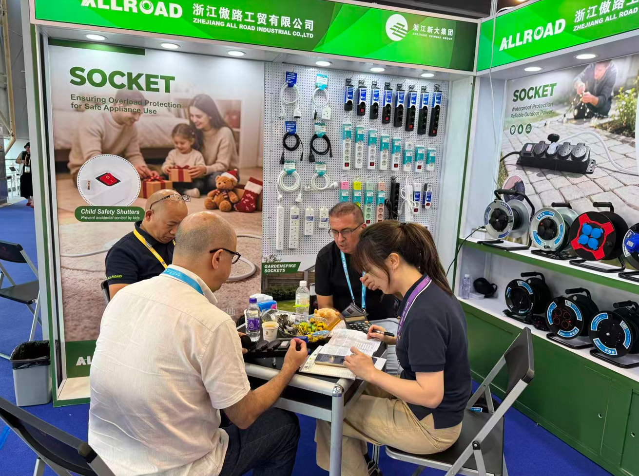 Negotiations at a table in the ALLROAD socket and cable reel display area